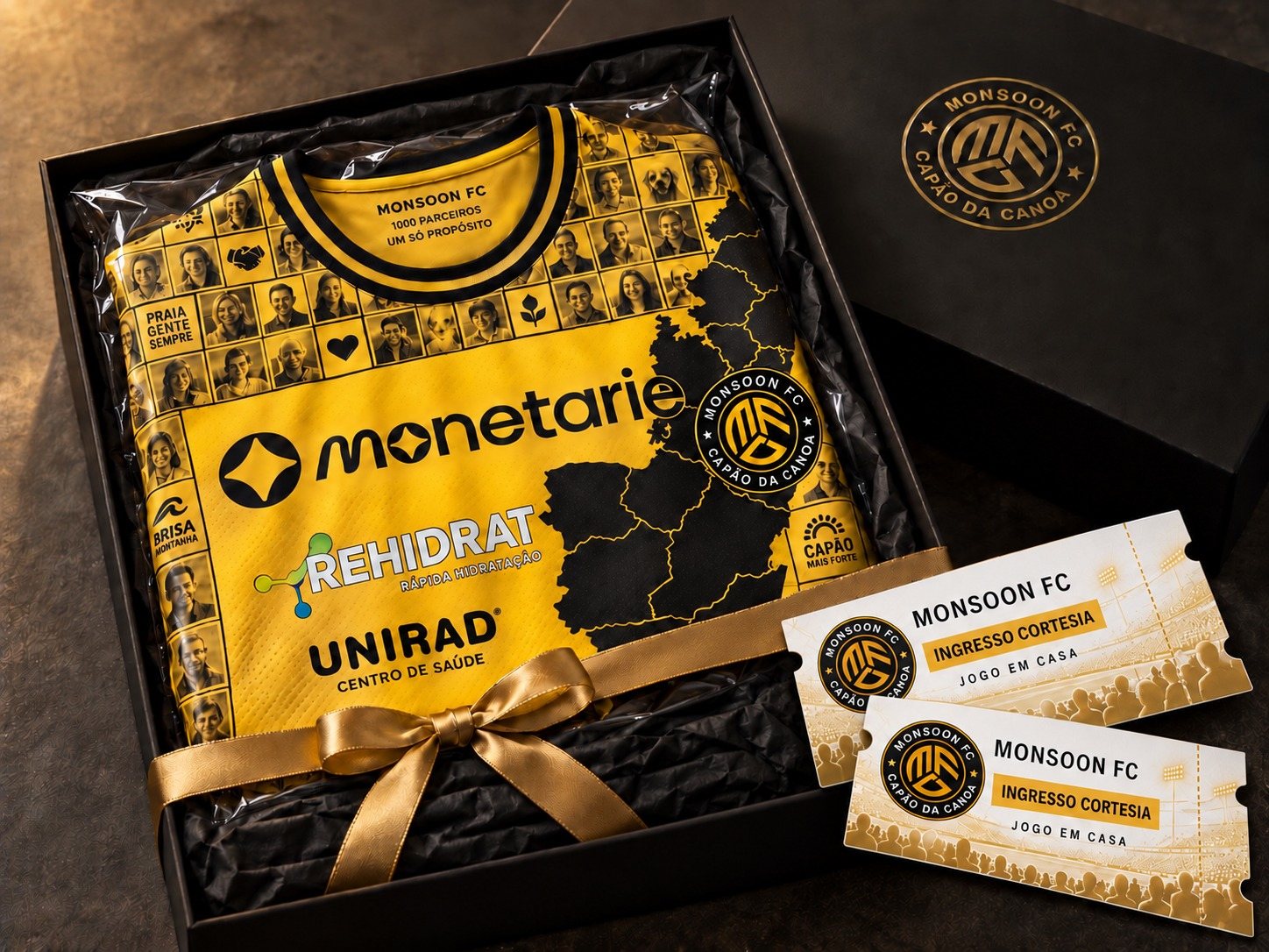 Caixa com a camisa oficial do Monsoon 1000 e dois ingressos de cortesia